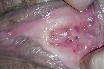 Vẻ đẹp với núm vú xỏ khuyên bôi dầu và xxx chị dâu đụ với một gã đàn ông.