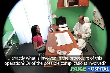Một cô gái châu Á bị xiềng xích trong bộ xecxxx đồ cao su được trao cho một tên biến thái trên mái nhà.