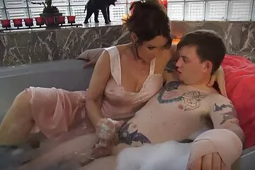 Cô bé đam mê phjm xxxx thủ dâm với bộ ngực to tự nhiên.