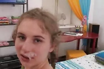 Một phụ nữ Nhật Bản đốt cháy những kẻ lén lút ngửi nung lon xxx quần lót của cô ấy và quyết định thử ba người với họ.