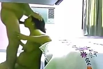 Cô gái xxx anh em tóc vàng người Nga, Andre Love, đã bị kích thích trong một buổi chụp hình và quan hệ tình dục trên bàn với chồng.