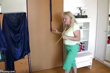 Cô gái tóc vàng nằm dưới tinh xxx me va con ranh đen để làm việc.