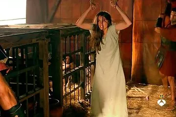 Người đẹp xxx cổ trang trung quốc ngủ trong rừng bị đánh thức bởi sự thâm nhập bất ngờ.