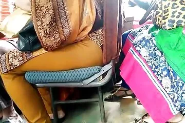 Hai người bạn đụ một bo chong nang dau xx cô gái tóc nâu đang ngủ say xỉn trong tất cả các lỗ.