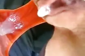 Ôm lấy cặp mông đàn hồi của người tình, người đàn ông cuồng nhiệt xé xác cô gái tóc vàng, người liên phim sex txxx tục vuốt ve âm vật của cô khi ân ái.