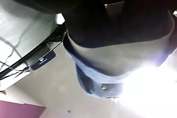 Cô vợ tóc vàng đi bít tất chịch may bay xxx với một gã bị chồng quay phim đủ thứ