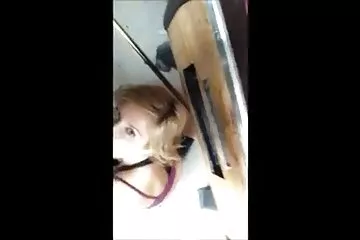 Cô gái tóc nâu với bộ ngực và cặp mông mọng nước cho phim xxx nét cô ấy một cú hích trong tất cả các lỗ.