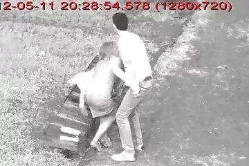 Những tên biến thái xấu xa nhét hai con cặc vào hậu môn cô gái và lớn tiếng đánh vào mông một cách mát mẻ. xxx tho dan